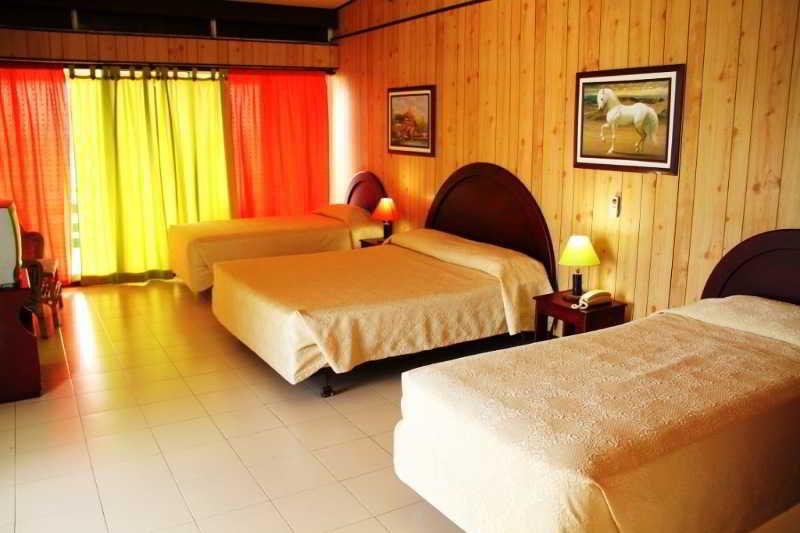 Tres Casitas Hotel 3*